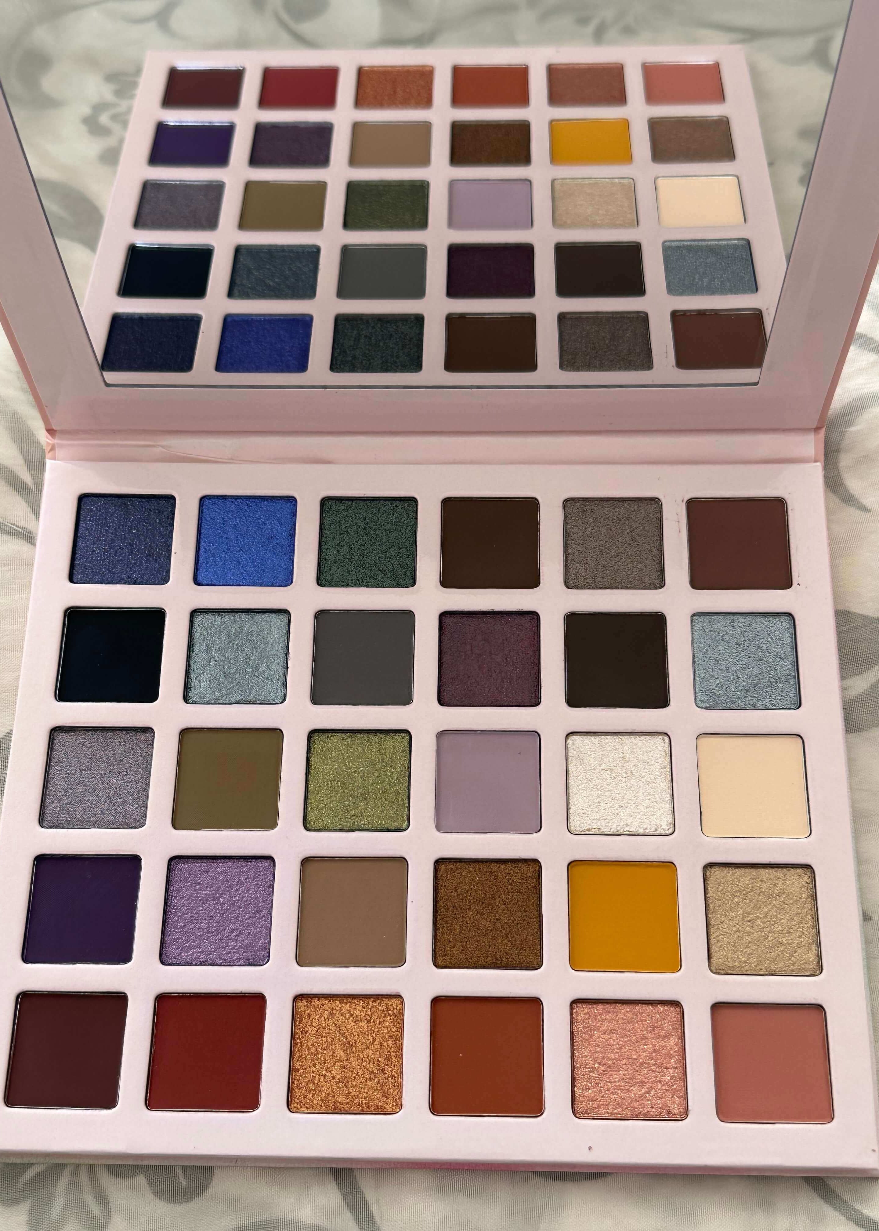 https://www.cessycharmcosmetics.com/products/pure-nora-natural-eyeshadow