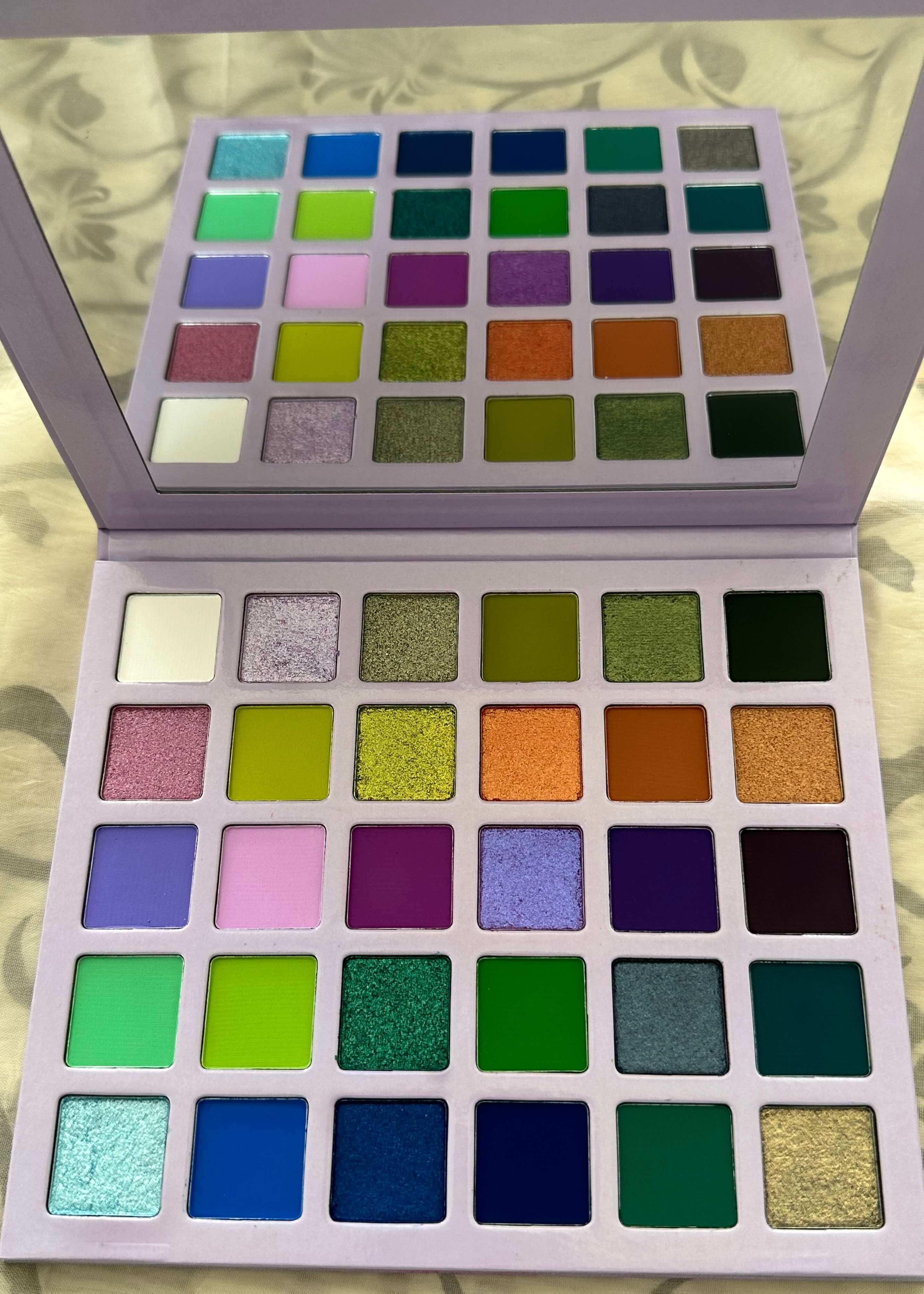https://www.cessycharmcosmetics.com/products/purple-glaze-eyeshadow-palette-30-shades